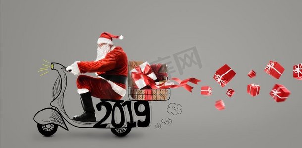骑着滑板车的圣诞老人在灰色背景下递送2019年圣诞或新年礼物。滑板车上的圣诞老人