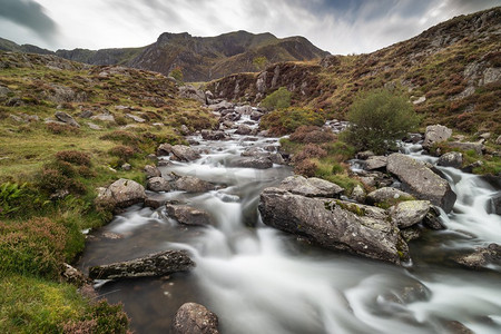 河流流动下来的山脉附近Llyn Ogwen和Llyn Idwal在斯诺登尼亚在秋天