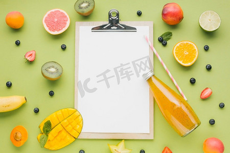 水果架摄影照片_带剪贴板美味果汁架