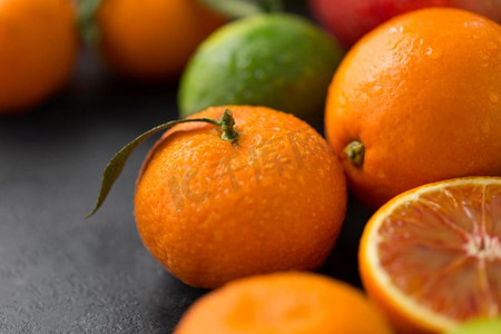 食物、健康饮食和素食理念-石桌上的柑橘类水果特写。石桌上的柑橘类水果特写