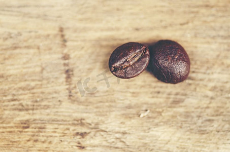 阿拉比摄影照片_木质背景咖啡豆，阿拉比卡咖啡，复古滤镜形象