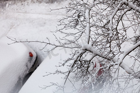 运输，冬季和季节特定。停在雪覆盖后暴风雪顶视图的汽车。冬季暴风雪后停车