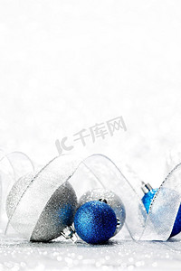 银色和蓝色装饰圣诞球，以波克为背景