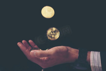 黄金比特币在一个人的手，数字标志一个新的虚拟货币