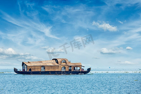 印度喀拉拉邦凡巴纳杜湖上的游艇。印度喀拉拉邦的游艇