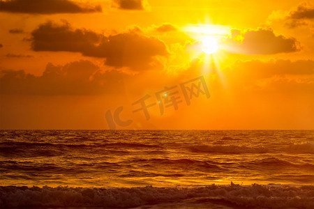 果水摄影照片_在Baga海滩的海洋日落。印度果阿。巴加海滩的日落。果阿