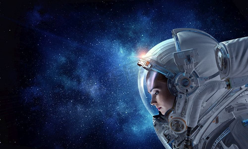 女宇航员的概况在黑暗星空背景。混合媒体。有吸引力的女人在太空服