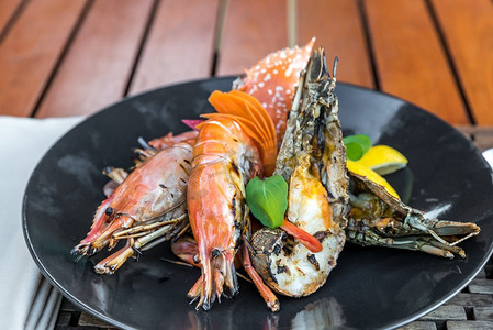 海鲜拼盘，美味的烤虾，石龙虾和红蟹