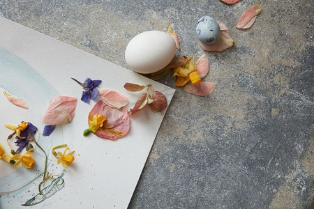 装饰与丰富多彩的复活节彩蛋和鲜花。复活节彩蛋与鲜花装饰