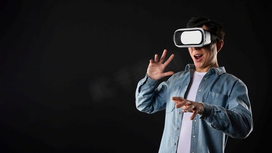兴奋的男性用户戴着VR眼镜
