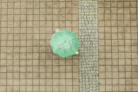 天气、自然、大气保护、放松的概念。打伞的人。有人在雨中行走，遮住身体躲避水..打伞的人。