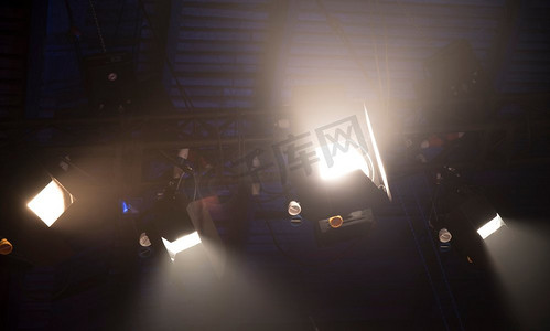 照亮黑暗摄影照片_灯光照亮了音乐会现场。