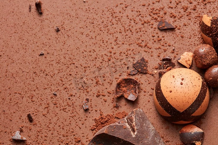 巧克力糖在一个角落里的棕色背景。美味的巧克力糖果