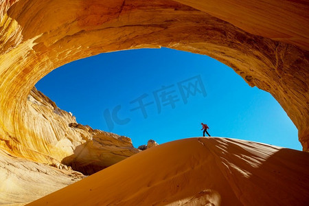 徒步旅行者在大房间石窟，犹他州，美国。旅行和旅行场景。