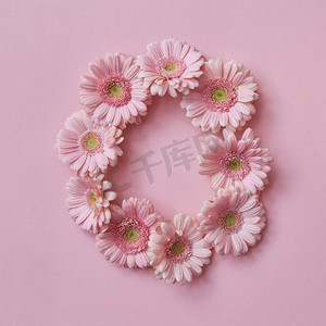用非洲菊花做成的字母O。爱的一部分，花卉字母表，flatlay。字母O是花做的。爱的一部分，花卉字母表