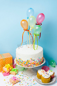 生日蛋糕蛋糕摄影照片_安排生日派对的概念高分辨率照片。安排生日派对的概念高品质的照片