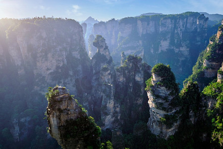 著名的旅游景点中国-张家界石柱悬崖山上的夕阳，湖南武陵源，中国。张家界山区中国