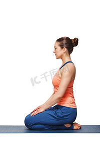 女人在哈达瑜伽体位金刚砂—金刚姿势或钻石姿势。Woman in Hatha瑜伽asana Vajrasana