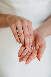 结婚戒指是年轻夫妇婚礼的标志’
