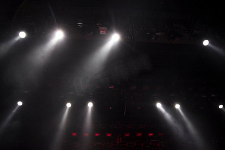 光线照亮了音乐会现场。
