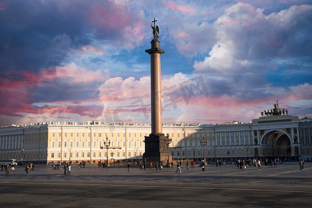 亚历山大柱在圣彼得堡皇宫广场中心