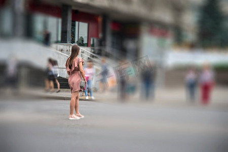 白色马路摄影照片_一名女孩在明斯克人行道交叉口过马路