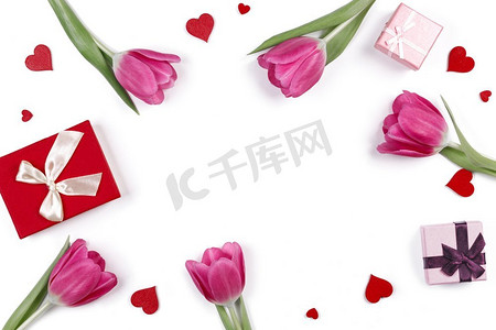 情人节花框摄影照片_粉红色郁金香礼物和心边界框架与复制空间隔绝在白色背景情人节概念。郁金香和红心在白色