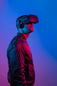 男子戴蓝紫光VR眼镜