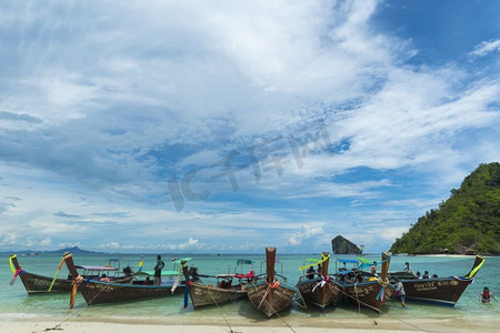 KRABI，泰国—2016年5月7日：游客享受美丽的奇迹海滩和清澈的水在Koh Kai，Koh Tub & Koh Mor，Krabi，泰国。
