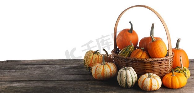 许多南瓜在篮子在木桌子隔绝在白色背景，万圣节或感恩节概念南瓜篮
