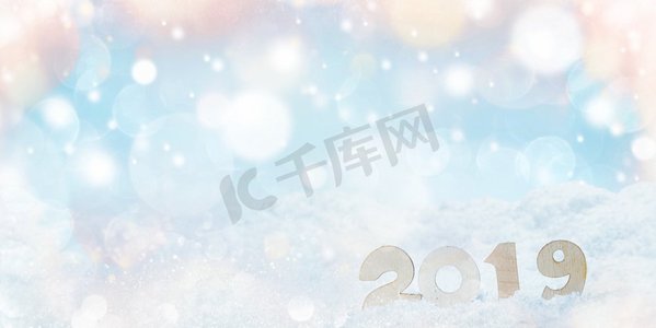 新年快乐的叹息符号2019假日或圣诞节，雪和bokeh光背景与文本的复制空间2019新年假期