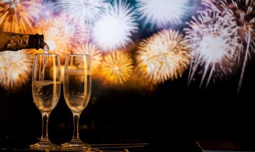 2019全新摄影照片_两个香槟杯，迎着烟花新年前夜庆祝活动’
