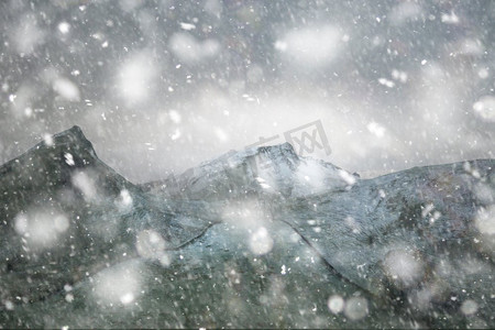 暴风雪中英格兰顶峰地区的Chrome山和Parkhouse山美丽的冬季景观