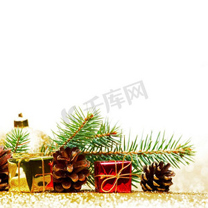 闪光框摄影照片_圣诞卡与冷杉树枝和装饰在金色闪光背景