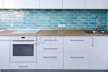 现代家具在豪华厨房的水平视图。现代白色厨房家具