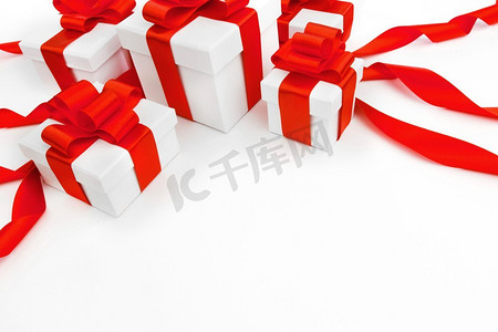 白色礼品盒与红色丝带孤立在白色背景