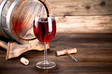 一杯红葡萄酒。背景是木制的。。一杯红葡萄酒。