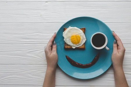 用手拿着早餐的盘子。高分辨率照片。用手拿着早餐的盘子。高质量照片