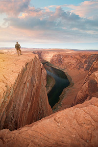橙色风景摄影照片_亚利桑那州北部科罗拉多河著名的马蹄弯
