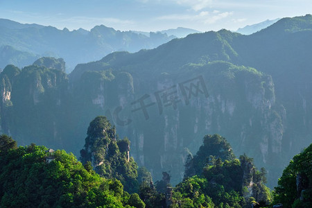 中国著名的旅游景点—张家界石柱悬崖山日落在武陵源，中国.中国张家界山脉