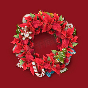 圣诞树枝花环用糖果、红花、饼干和绿叶装饰。圣诞树枝花环