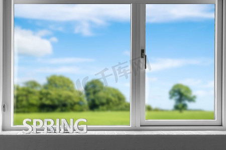 春天到摄影照片_装饰窗台上的春天，在春天的蓝天下可以看到绿色的花园