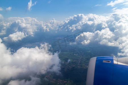 飞机机翼摄影照片_飞机机翼飞机涡轮机飞蓝天白云。从飞机的窗户看到的云和天空，