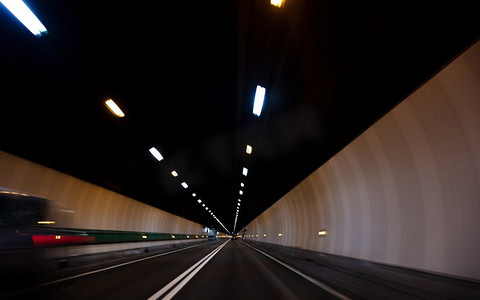 运动模糊驾驶一辆汽车在高速通过公路隧道
