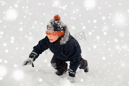 童年、休闲和季节概念--快乐的小男孩穿着户外的冬装。户外穿着冬衣的快乐小男孩