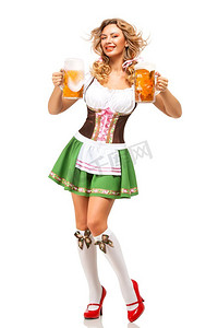 啤酒节女服务员穿着传统的巴伐利亚服装，白色背景下隔离啤酒的创意概念照片。