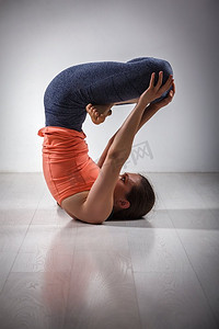 运动健身瑜伽女练习倒置瑜伽体位乌尔德瓦帕德玛—抬起莲花姿势.运动健身妇女实践倒置瑜伽体位