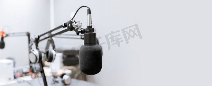 军营好声音摄影照片_技术和音频设备概念—录音室或电台的麦克风。录音室或电台用麦克风