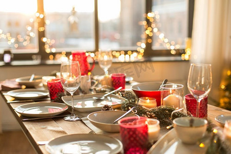 圣诞节、节假日和餐桌是家里的节日晚餐。在家里提供圣诞晚餐的餐桌