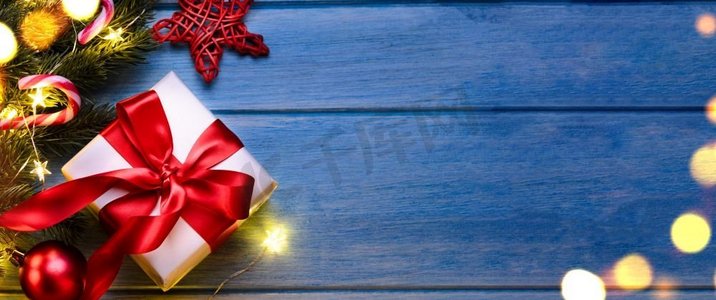 日用洗护主图摄影照片_圣诞或新年礼物，晚上在蓝色的桌子上放上节日用的冷杉树。圣诞或新年礼物